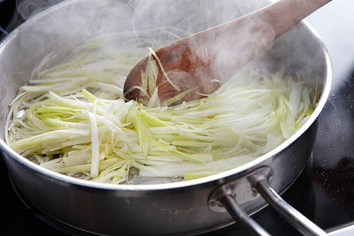 Preparación de la sopa Parmentier del restaurante Melvin