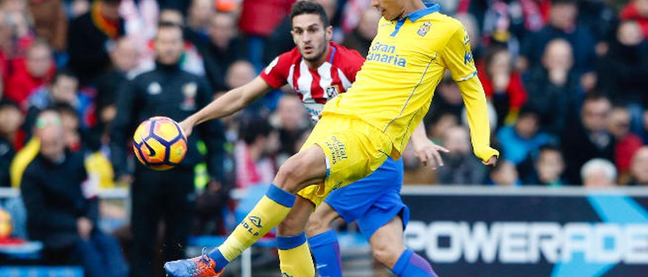 Vicente toca el balón en presencia de Koke en el Atlético de Madrid-UD Las Palmas de hace una semana en el Calderón.