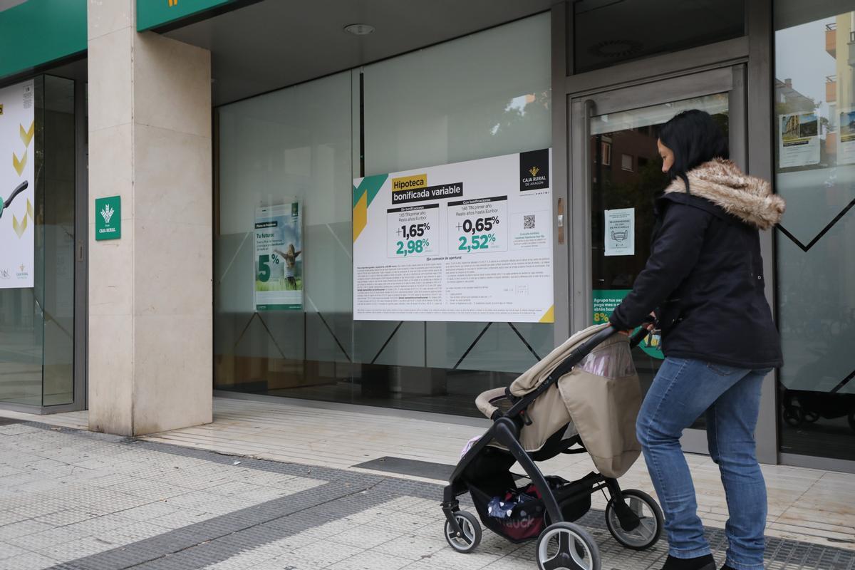 De los avales para jóvenes a los bonos de 1.000 euros: ¿ayudarán las promesas electorales a los hipotecados?