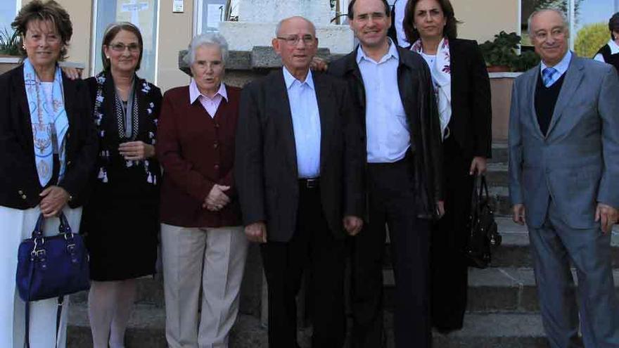 Juan Ángel Regojo, a la derecha, con responsables de Cáritas durante la celebración del 25.º aniversario de la residencia &quot;Conchita Regojo&quot; de Fermoselle, en el año 2012.