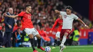 Mucho ruido y poca puntería de España en Cornellà