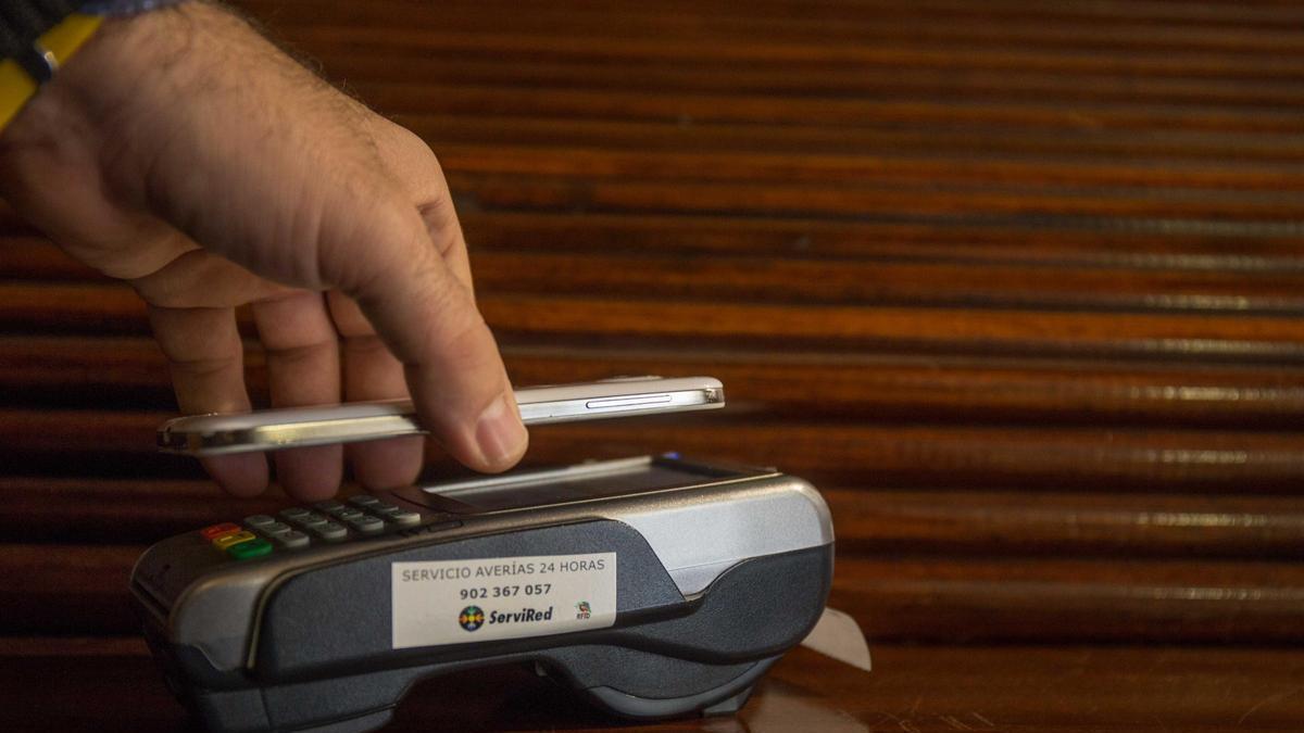 Este nuevo sistema surge cuando se ha popularizado la opción de hacer pagos con tarjeta a través del teléfono móvil.