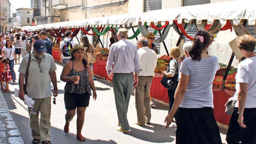 Una calle de Binissalem, durante una feria comercial.