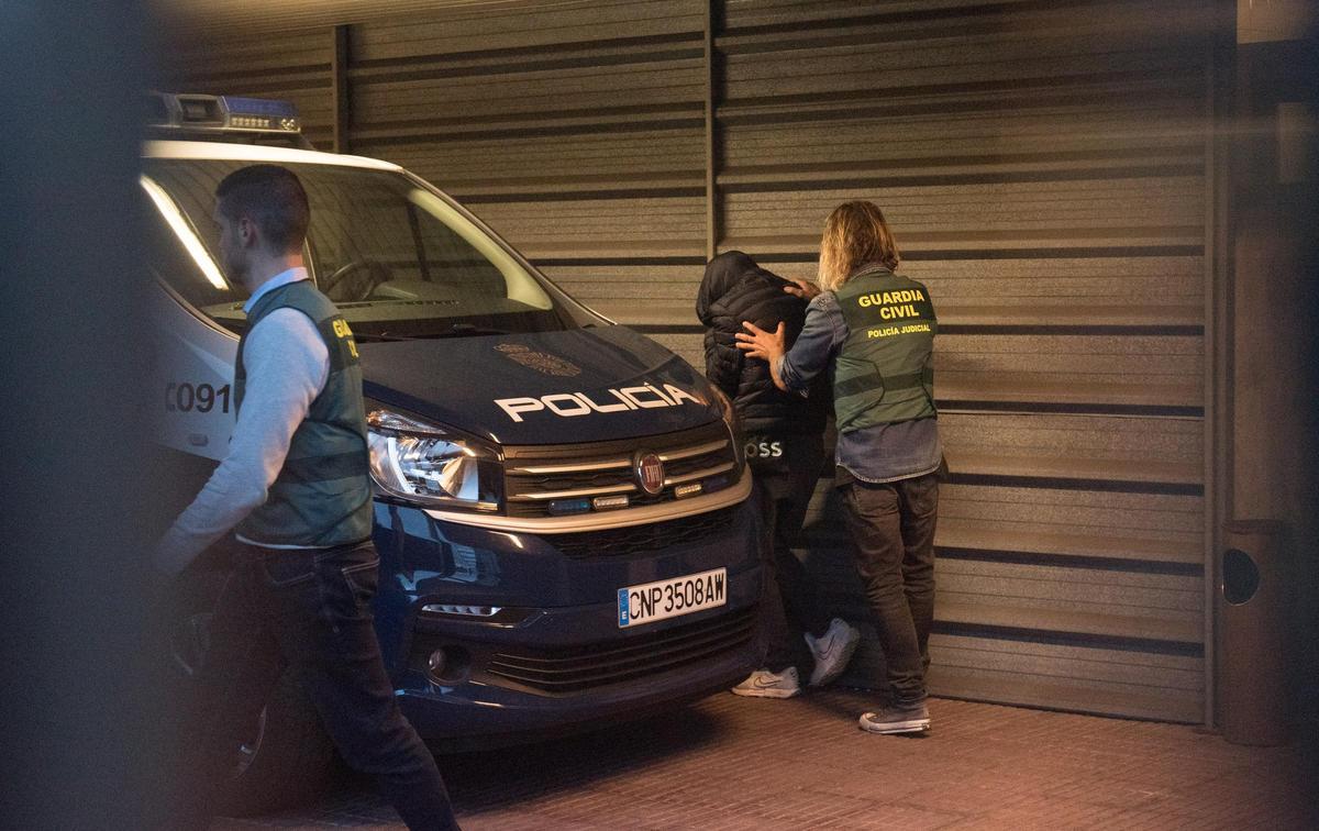 Uno de los detenidos por el crimen de Arteixo a su llegada a los juzgados de A Coruña.