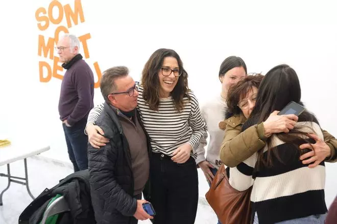 Aitana Mas celebra la victoria en la sede de Crevillent