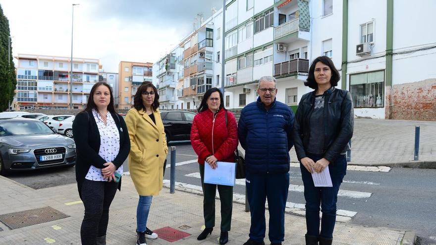 Concentración ante una sede vecinal de Plasencia para pedir transparencia