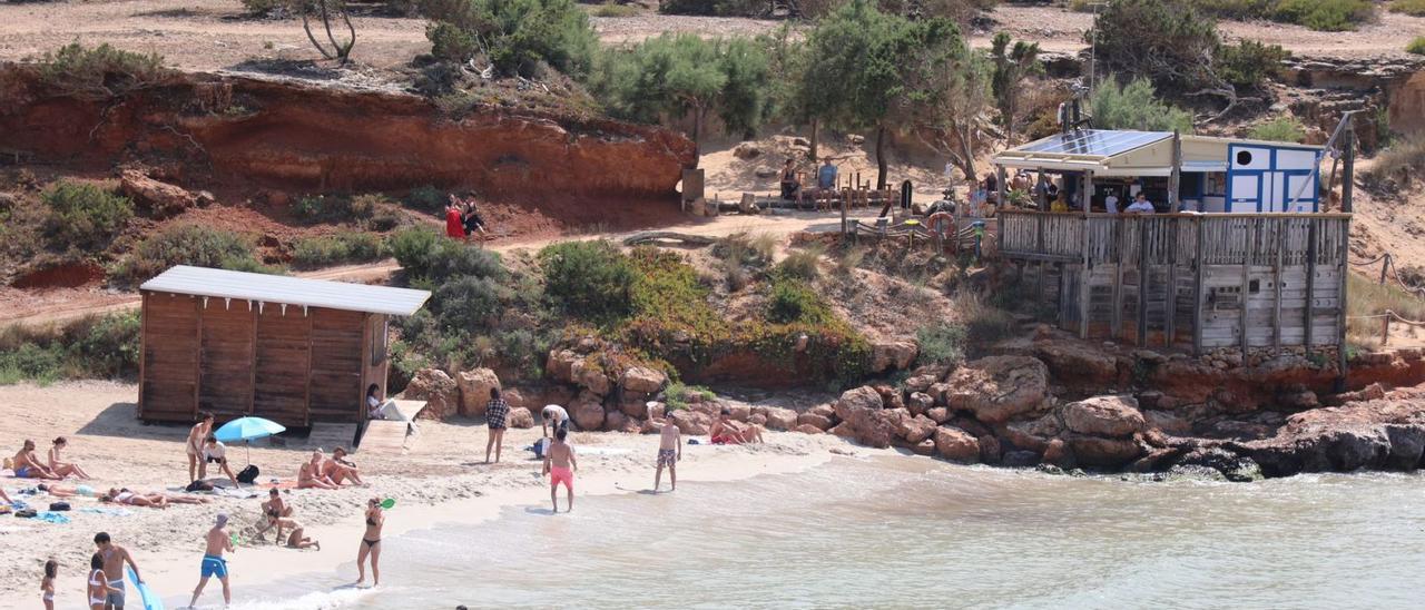 A la derecha, la antigua estructura del quiosco de Cala Saona, cuyo espacio ha sido adjudicado a una empresa ibicenca.