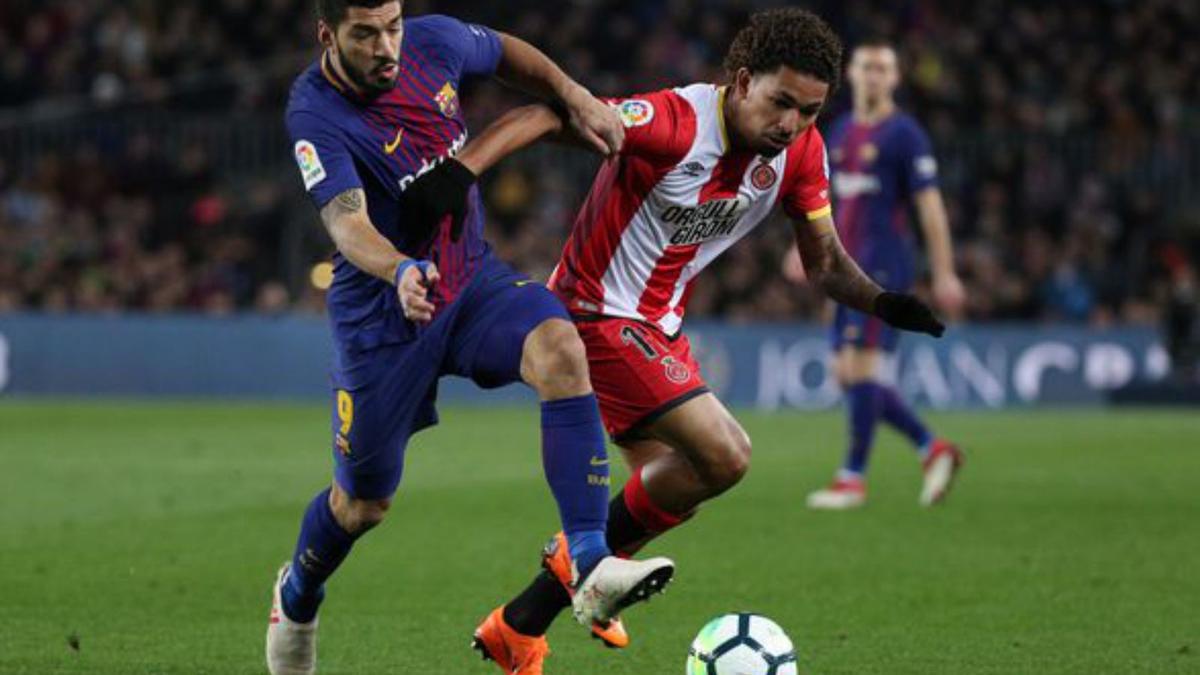 Douglas Luiz pugna amb Luis Suárez en un partit al Camp Nou. 