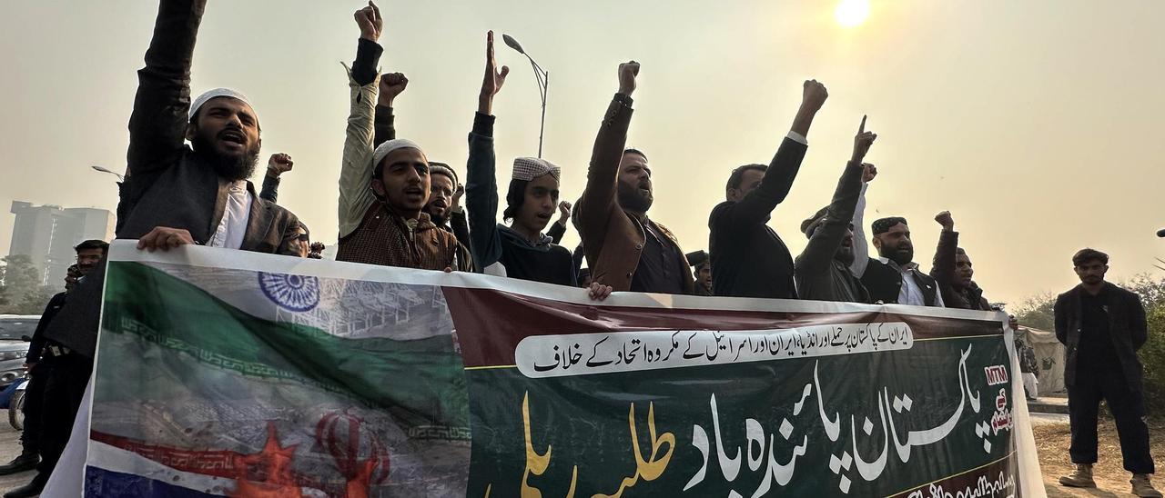 Protesta en Islamabad contra el bombardeo iraní en territorio de Pakistán.