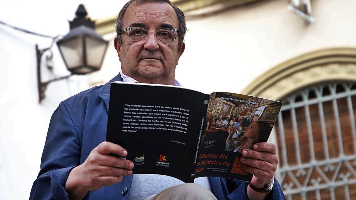 Manuel López Alejandre, con el libro que se presenta en Bodegas Campos.