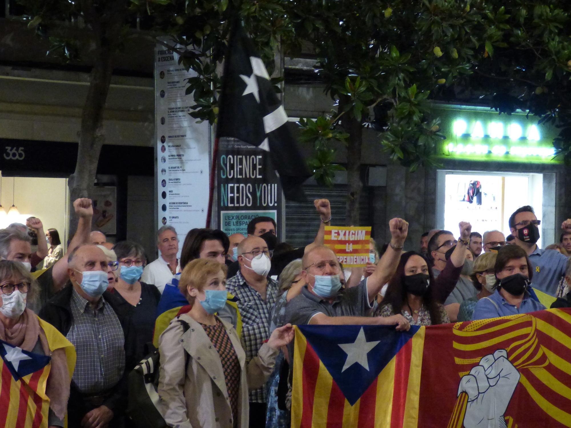 Concentració Free Puigdemont a Figueres
