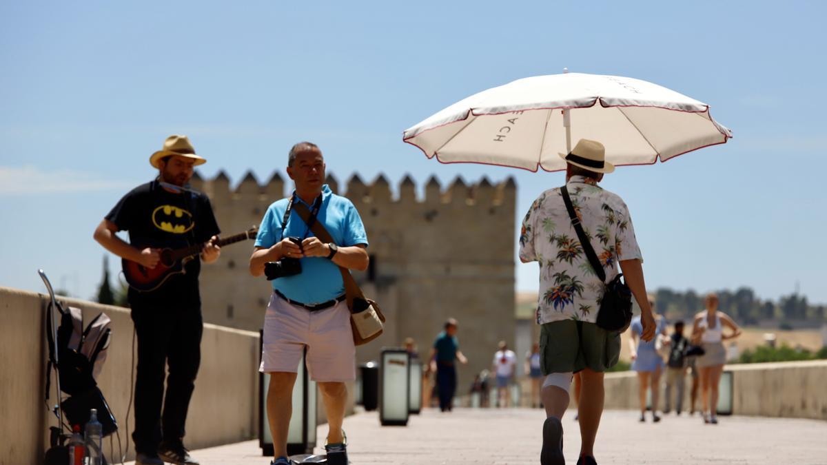 Turistas en el Puente Romano de Córdoba en las jornadas de calor.