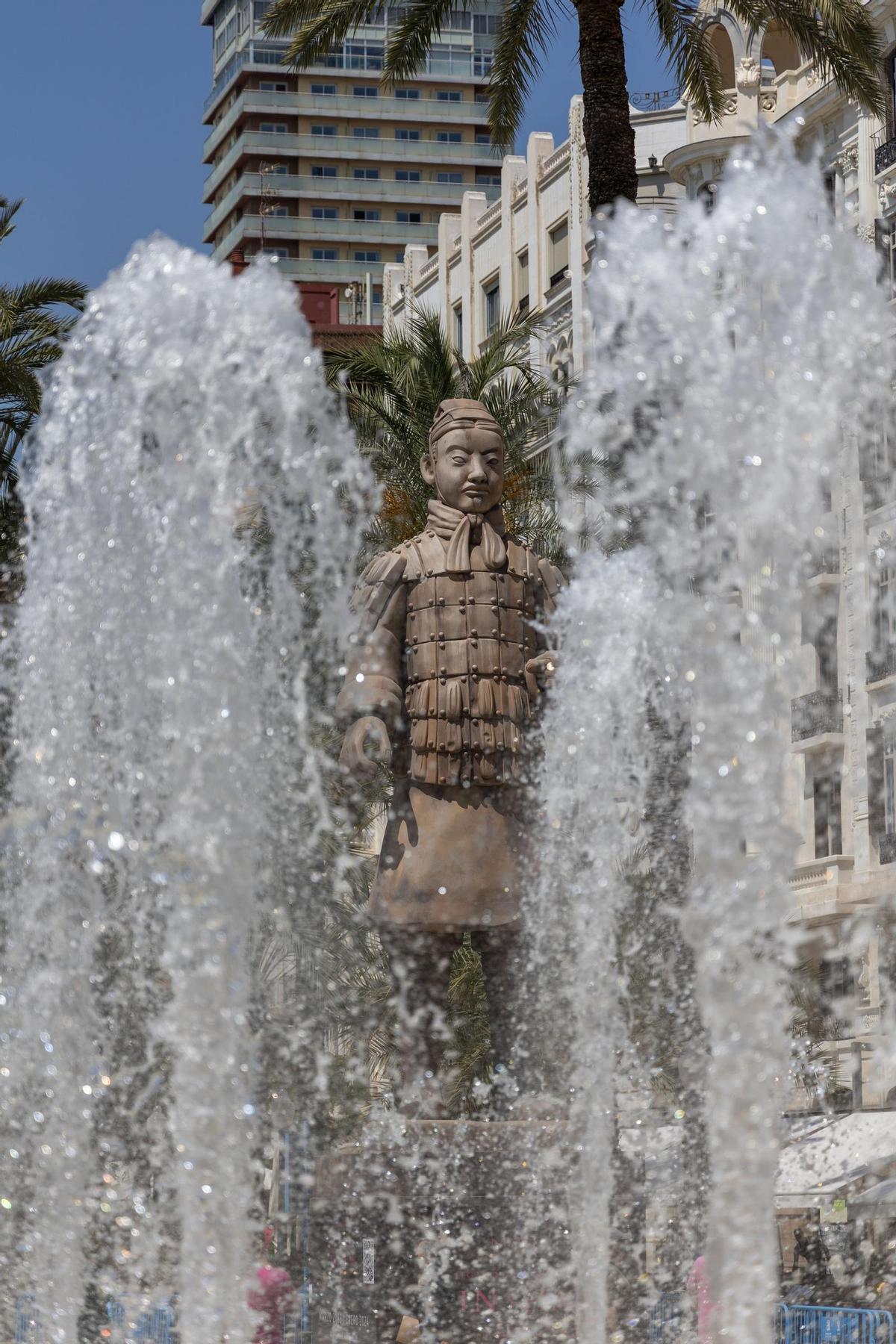 inauguración del guerrero de Xian de 11 metros que custodia la Explanada de Alicante