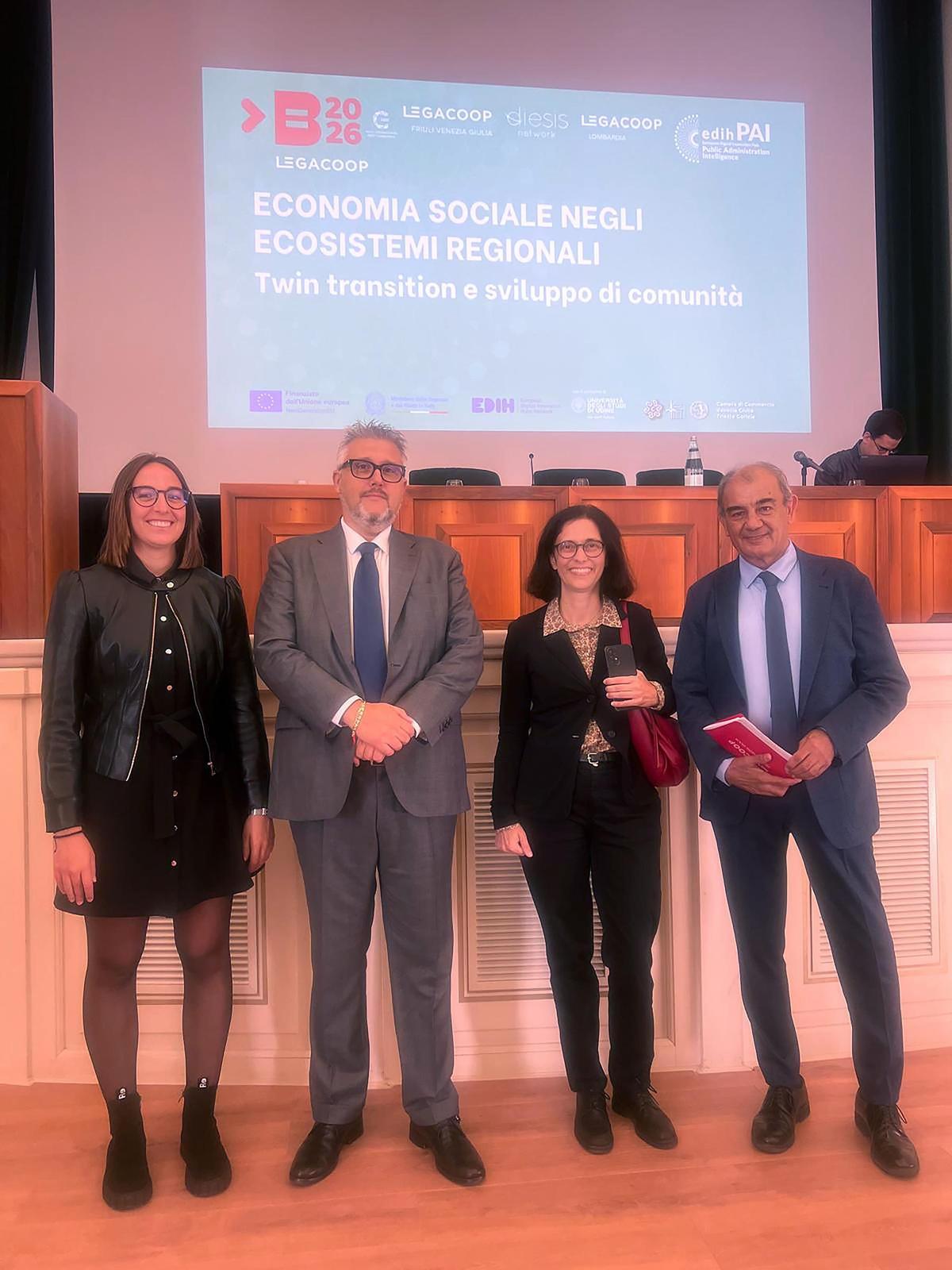 El presidente de Ucomur, junto a otros participantes en el foro italiano.