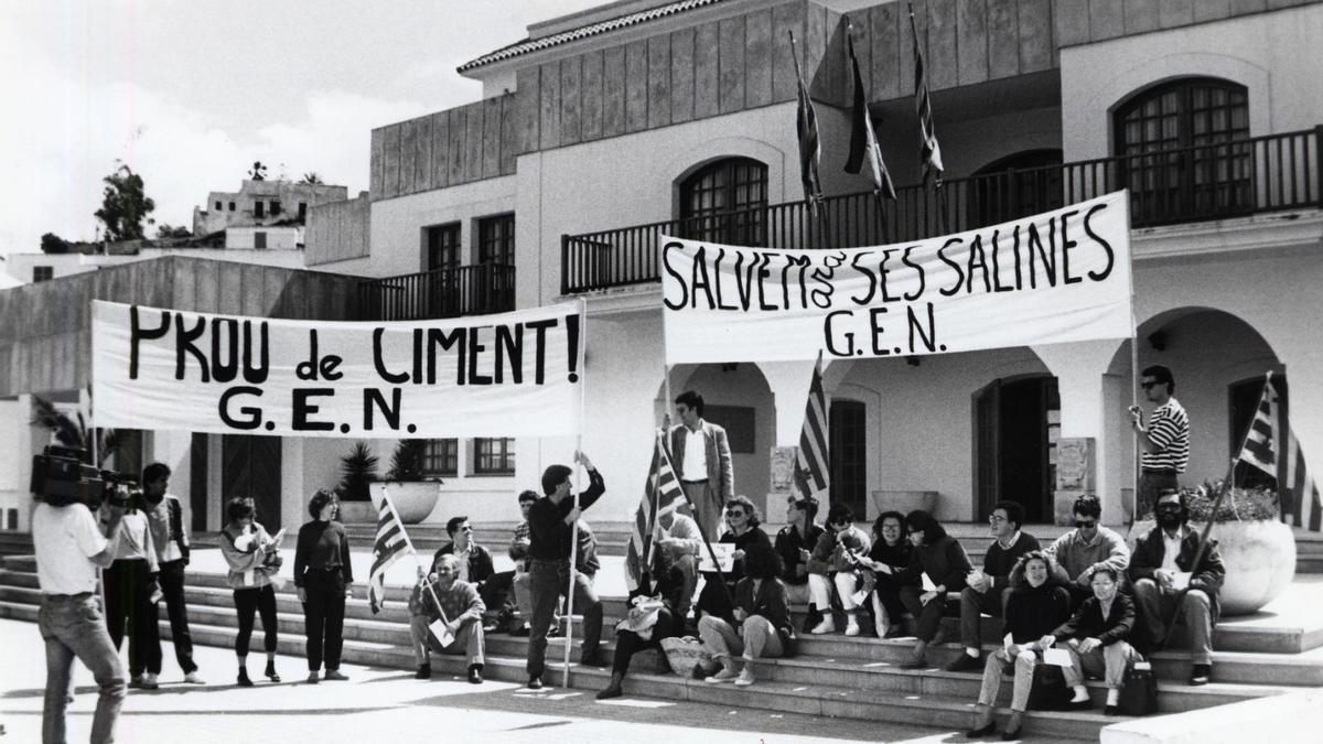   Sentada de protesta ante la antigua sede del Consell Insular. | ARXIU AJUNTAMENT SANT JOSEP 