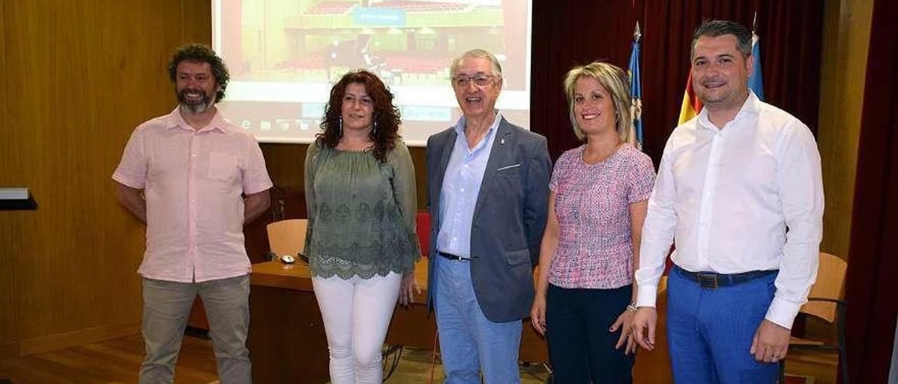 Alcalde, concejala y representantes de la gestora, en la presentación. // Cedida