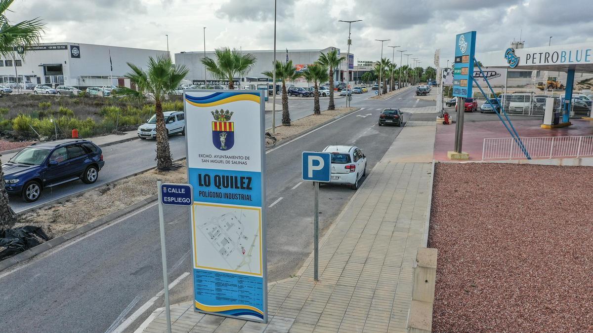 Polígono industrial Lo Quilez, situado en la carretera que une San Miguel de Salinas y Los Montesinos, cerca de la laguna de Torrevieja