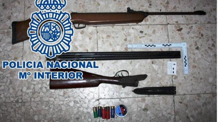 Agentes del Cuerpo Nacional de Policía adscritos a la Comisaría de Ronda (Málaga) han detenido a dos hombres como presuntos responsables de un delito de tenencia ilícita de armas y que habían disparado al aire desde su casa.