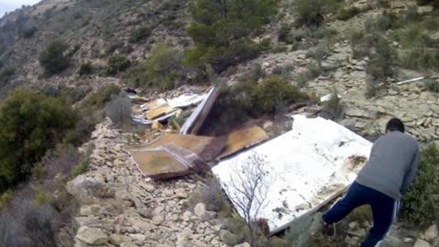 Retiran de una vía pecuaria de  La Carrasqueta un camión accidentado hace 20 años