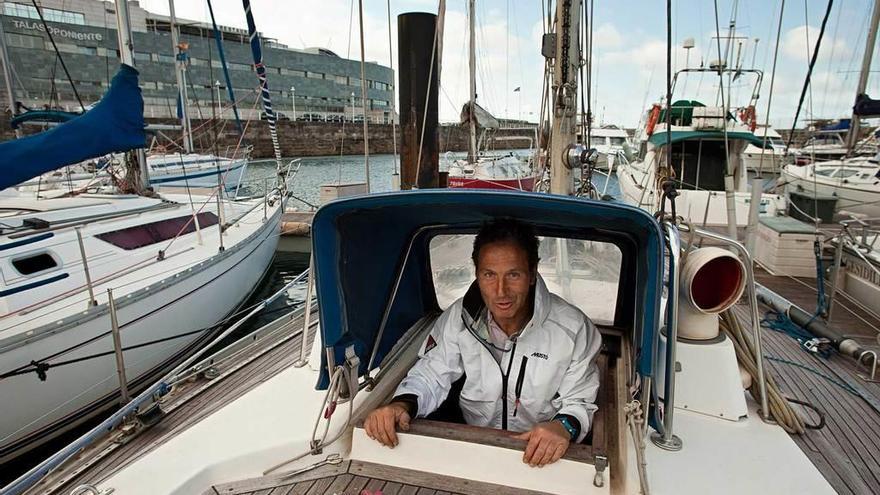 Ricardo Simal, en el &quot;Wanted&quot;, atracado en el puerto deportivo gijonés.