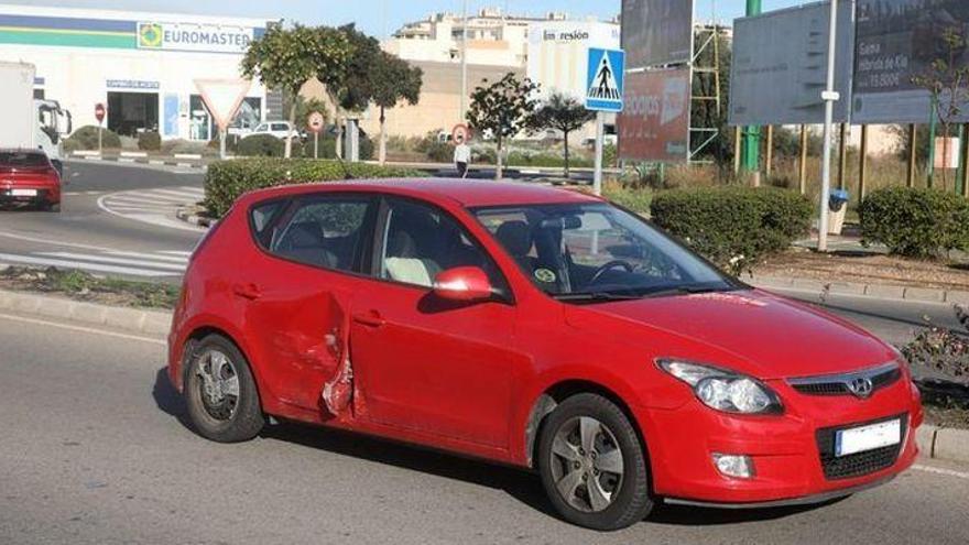 Accidente de tráfico en la Rotonda de las Manos de Castelló