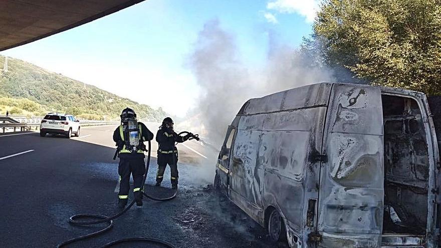 Los bomberos apagan el incendio de la furgoneta