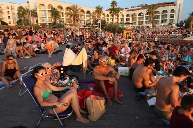 Galería: todas las imágenes del eclipse en Sant Antoni