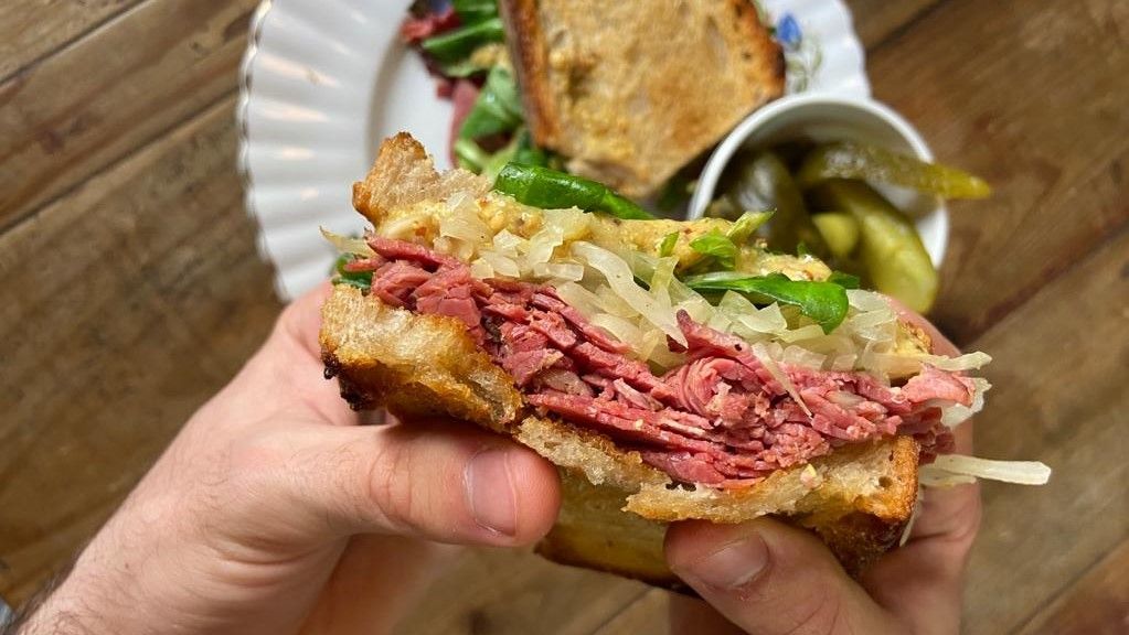 El bocadillo de pastrami de Rooftop Smokehouse.