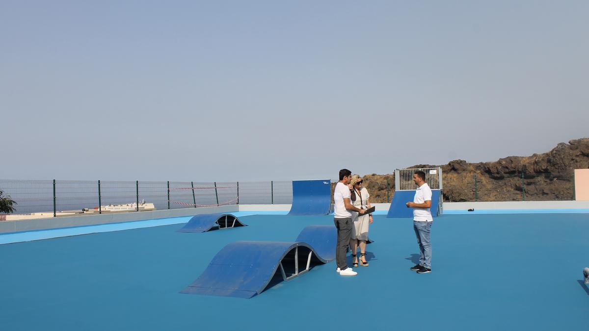 El Alcalde firma la recepción de  las obras de construcción de un skate park en Puerto de Santiago