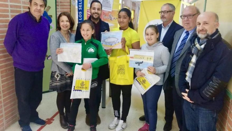 La exposición se ha organizado en el colegio Poeta Antonio Oliver.