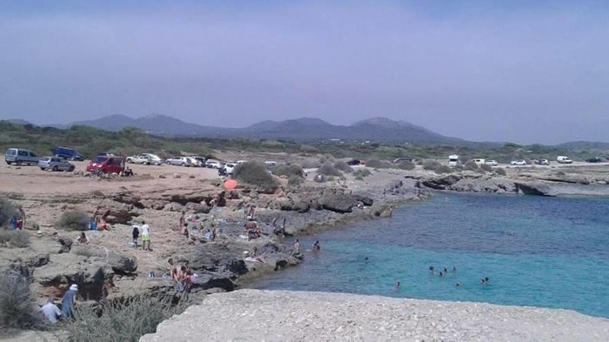 Invasión de coches en la zona natural protegida de s&#039;Algar