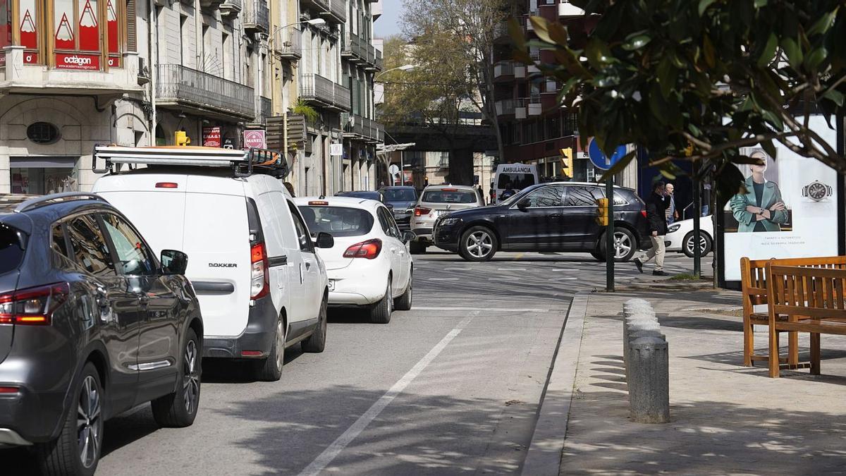 La ronda Ferran Puig, al fons, a tocar de la plaça Marquès de Camps és un dels principals punts negres des de fa anys