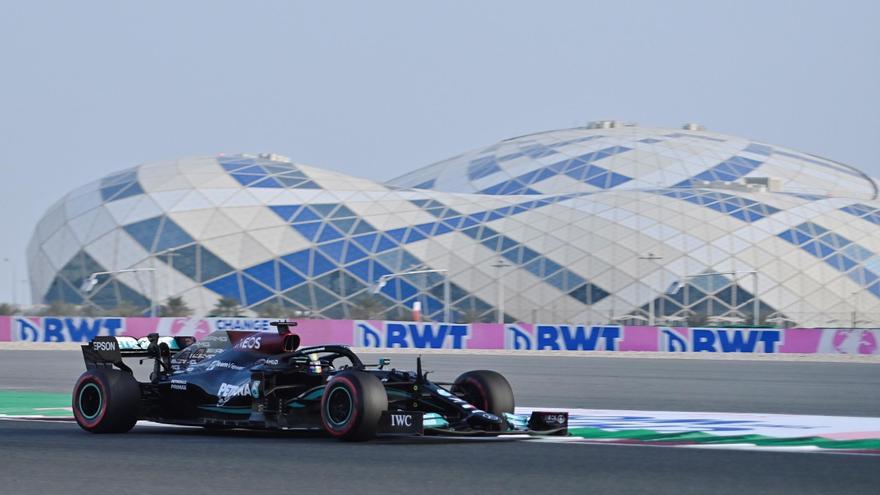 Hamilton presiona a Verstappen con la pole de Catar