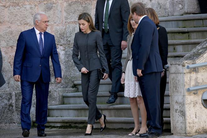 Letizia Ortiz con traje gris de Hugo Boss y zapatos de Carolina Herrera