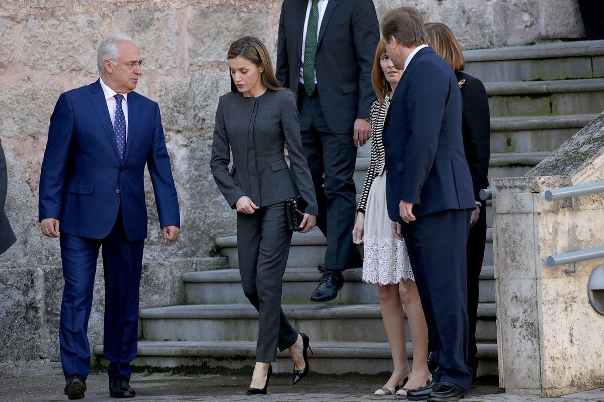 Letizia Ortiz con traje gris de Hugo Boss y zapatos de Carolina Herrera