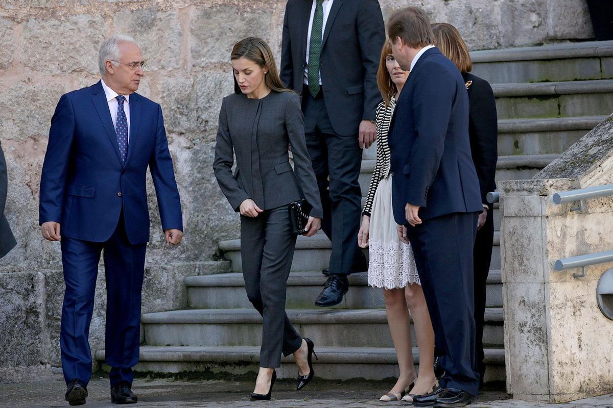 Letizia Ortiz con traje gris de Hugo Boss y zapatos de Carolina Herrera