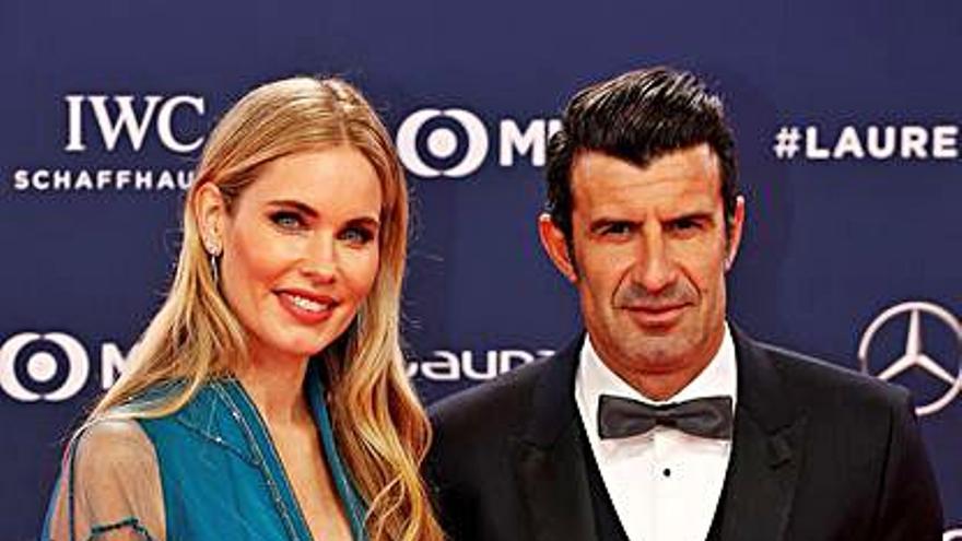 Luis Figo y su esposa.