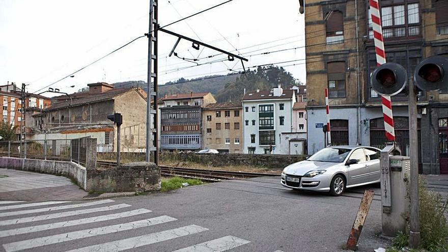 Paso a nivel que comunica el barrio de Sanfrechoso con el centro urbano de Sotrondio, en San Martín del Rey Aurelio. | Fernando Rodríguez