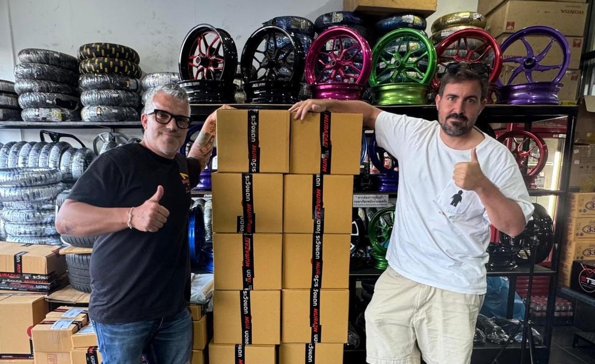 Los fotógrafos del Mundial de MotoGP, Jesús Robledo y Alejandro Ceresuela, hoy, en una tienda de motos de Bangkok.