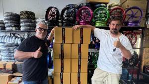 Los fotógrafos del Mundial de MotoGP, Jesús Robledo y Alejandro Ceresuela, hoy, en una tienda de motos de Bangkok.