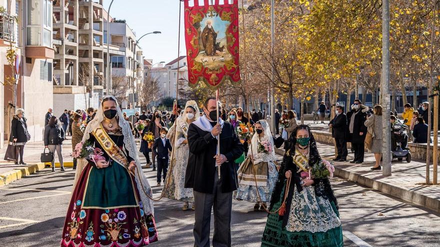 Benicàssim homenajea a sus patrones con misa, procesión y ofrenda