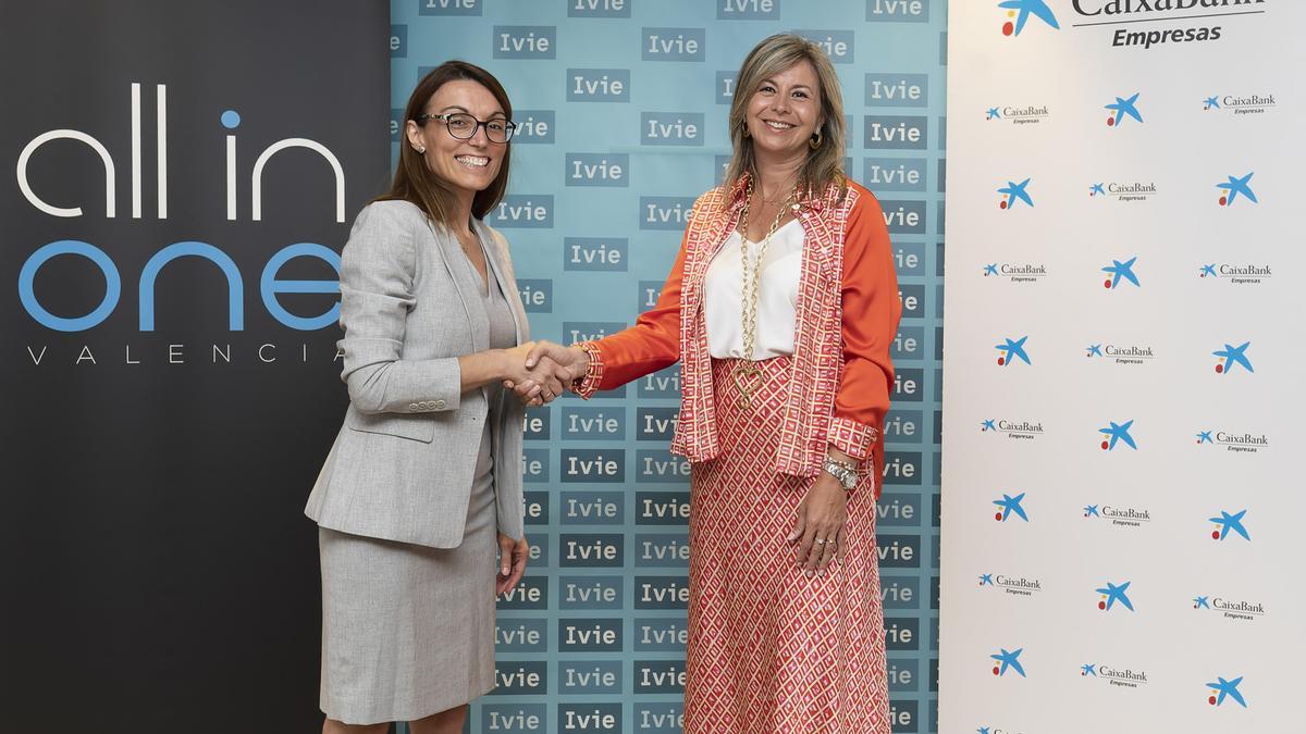 Pilar Choren, directora gerente del Ivie y Olga García, directora territorial de CaixaBank en la Comunitat Valenciana y Región de Murcia