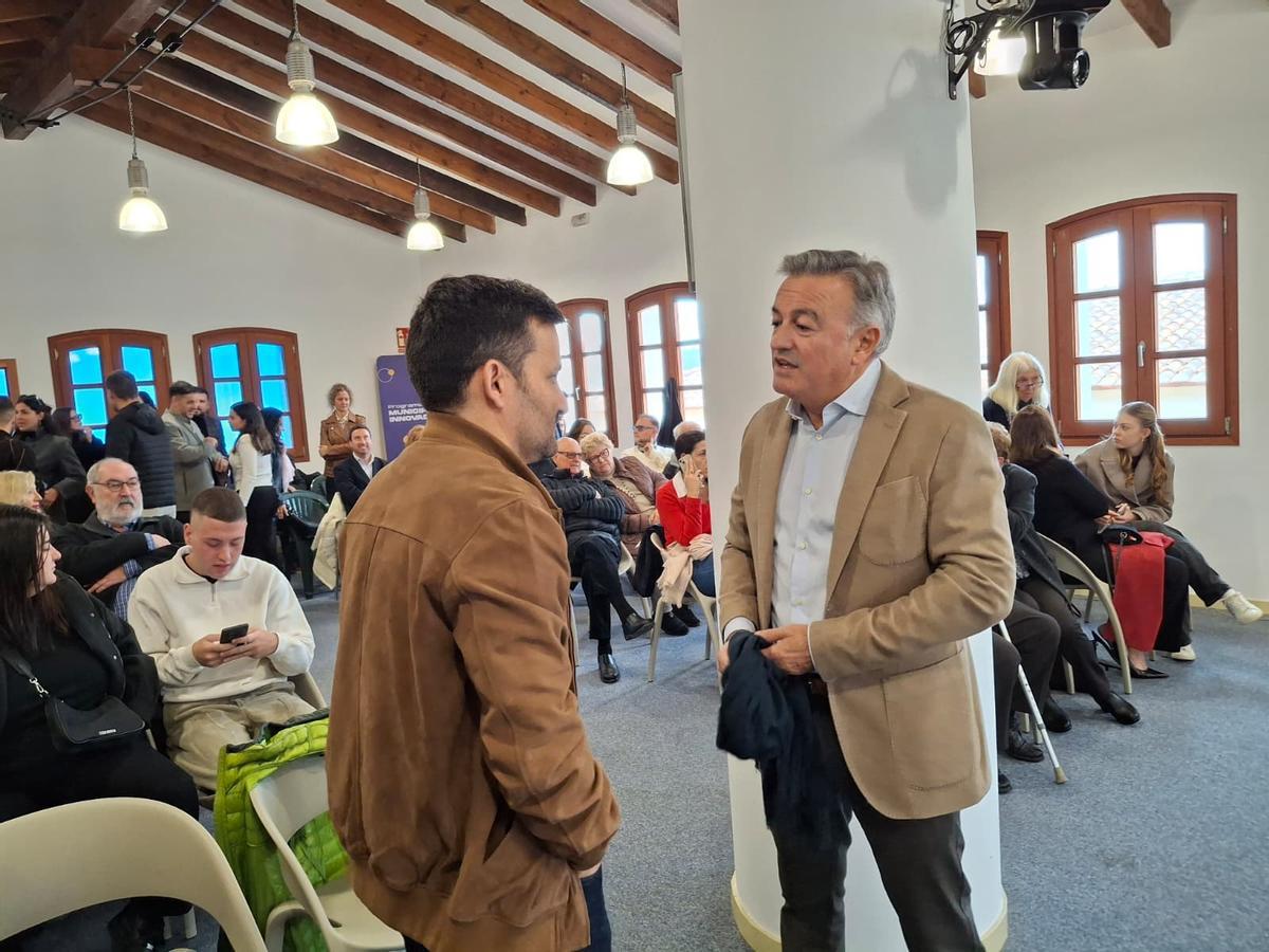 Las imágenes del relevo en Gata: Toni Signes (PSPV) ya es el nuevo alcalde