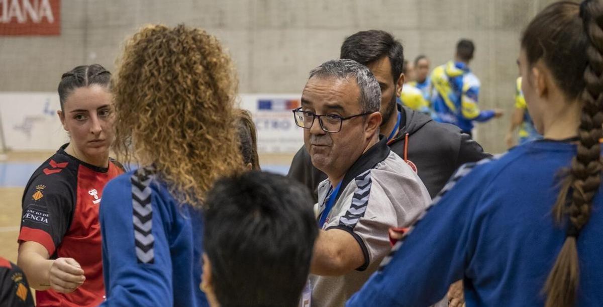 Manu Etayo da instrucciones durante un partido.