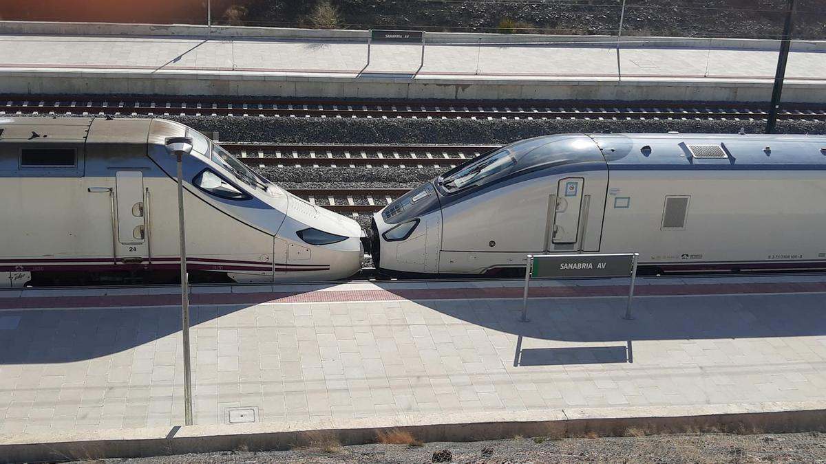 Locomotoras de los trenes Alvia y Avril, en la estación de Sanabria AV