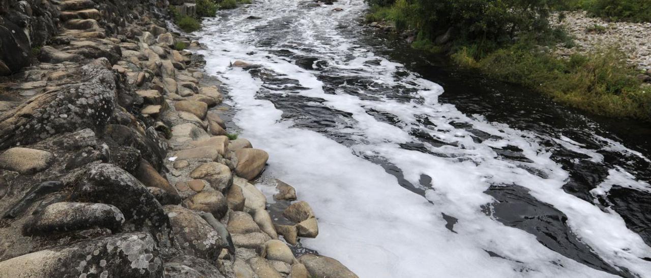 Aguas del río Deza llenas de espuma a su paso por A Carixa, en Vila de Cruces. |   // BERNABÉ / JAVIER LALÍN