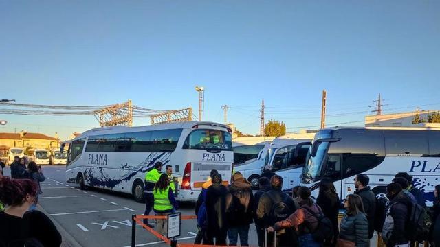 Autobusos del Pla Alternatiu de Transport a Sant Vicenç de Calders, el primer dia d’obres als túnels del Garraf.