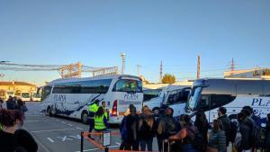 Autobuses del Plan Alternativo de Transporte en Sant Vicenç de Calders, en el primer día de obras en los túneles del Garraf.