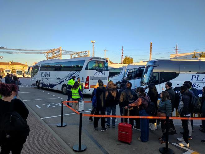 Autobuses del Plan Alternativo de Transporte en Sant Vicenç de Calders, en el primer día de obras en los túneles del Garraf.