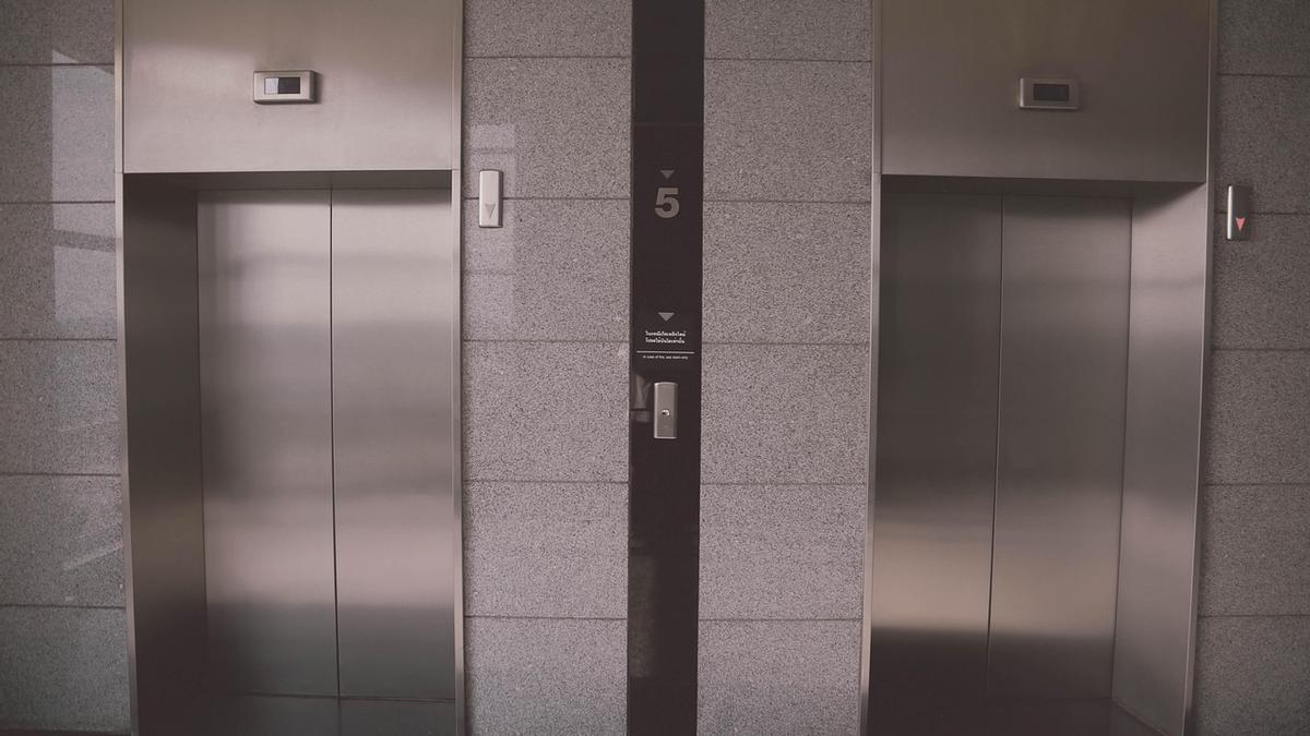 Dos ascensores de una comunidad de vecinos